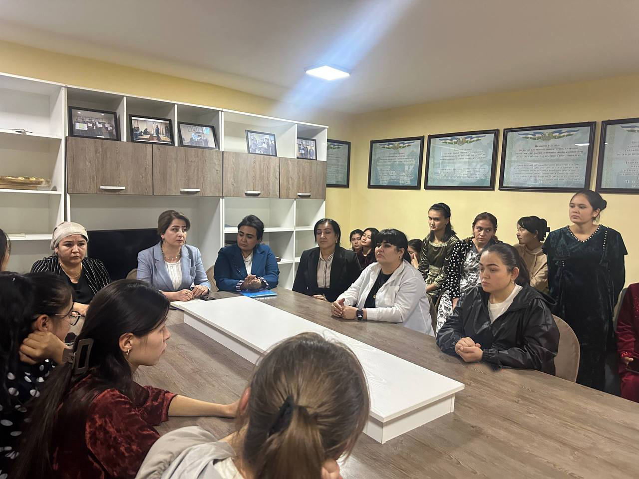 Talabalar turar joyida institut xotin-qizlar maslahat kengashi tomonidan davra suhbati o‘tkazildi