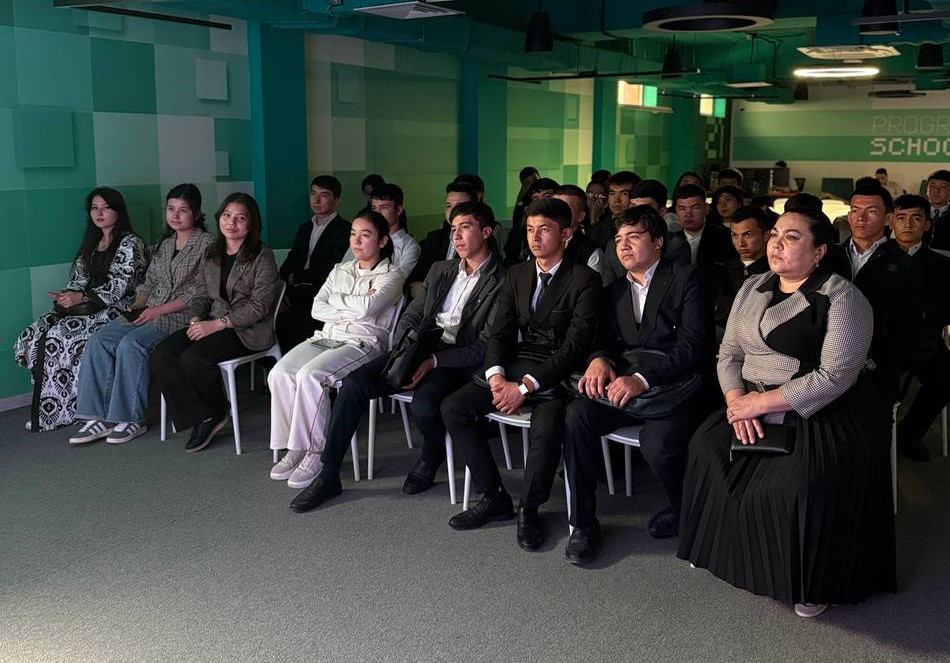 Iqtisodiyot fakulteti talabalari "School 21" raqamli texnologiyalar maktabiga tashrif buyurdi 