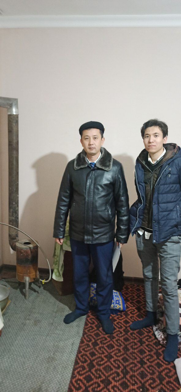 Guruh murabbiyi talabalar bilan hamkorlikda ish olib bormoqda