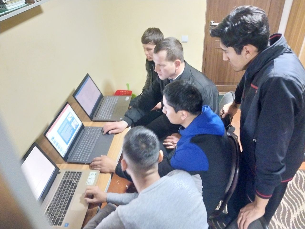 Talabalar turar joyida kompyuter savodxonligi bo'yicha mashg'ulotlar olib borildi. 