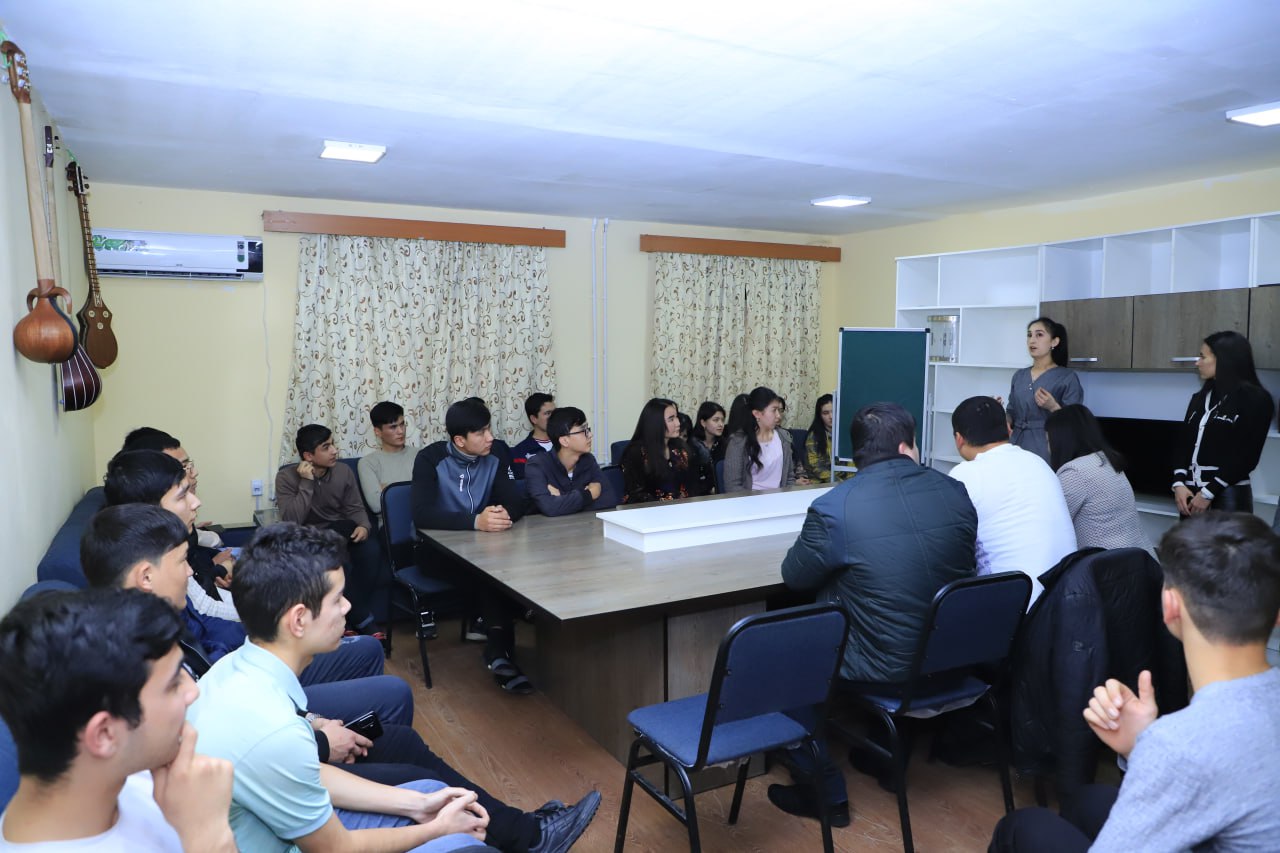 Chet tillarini bilish darajasini yuksaltirish maqsadida Samarqand iqtisodiyot va servis intituti talabalar turar joyida davra...