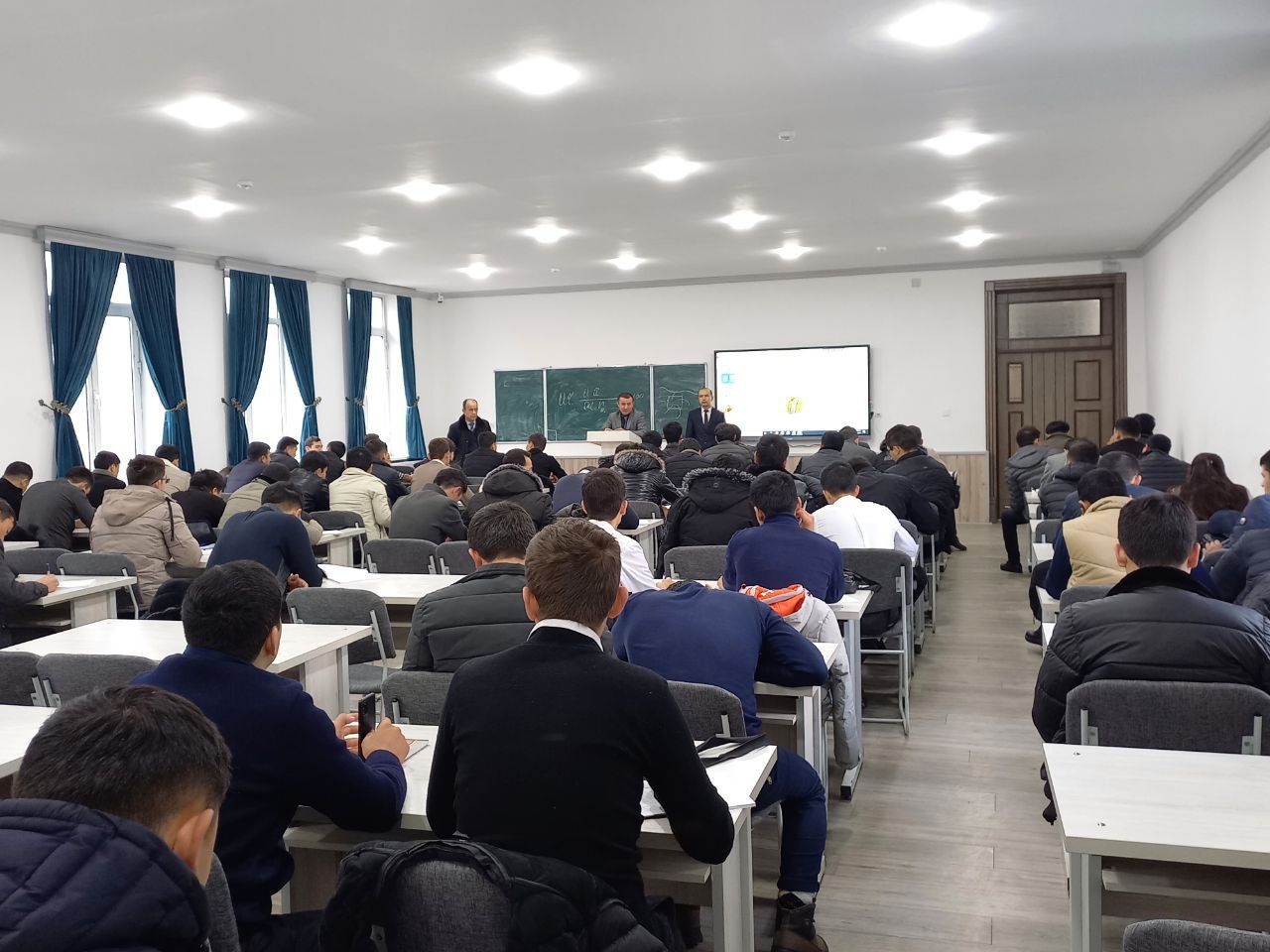 Iqtisodiyot fakulteti dekan o‘rinbosari O.Sadiqov hamda tyutorlari Sh.Urazov va B.Shodiyevlar Zahiriddin Muhammad Bobur taval...