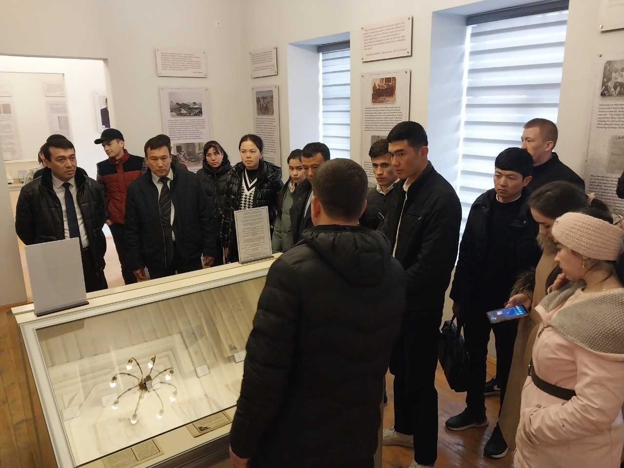 Buxgalteriya hisobi menejment fakulteti tyutorlari va talabalari tomonidan Turkistonda jadidchilik harakatiga asos solgan &qu...