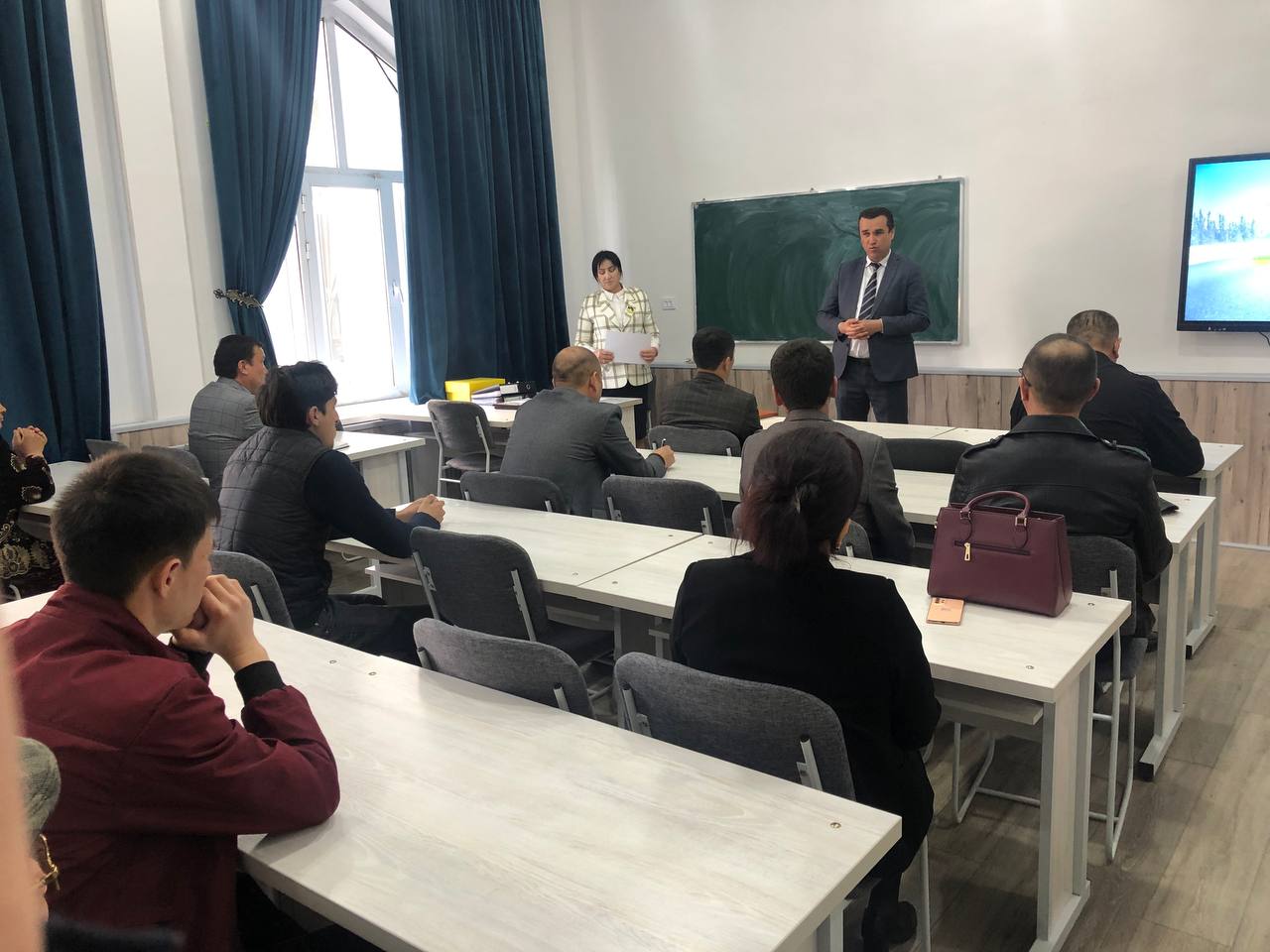 Birinchi semestrni aʼlo baholarga oʻzlashtirgan Iqtisodiyot fakulteti IK 122-guruhi talabalarining ota onalar guruh tyutori G...