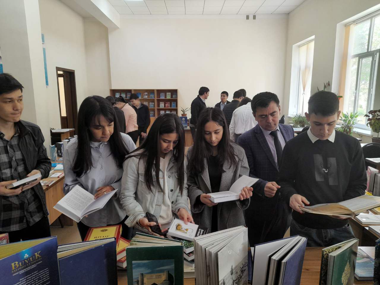 "Kitobxonlik haftaligi" doirasida yangi darsliklar, badiiy kitoblar taqdimoti o'tkazildi.