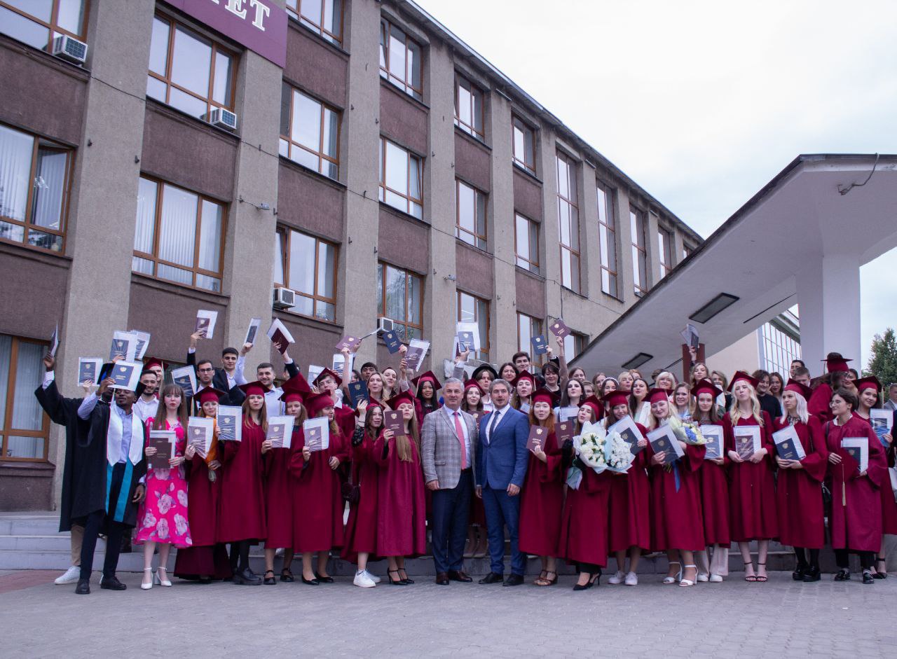 Samarqand iqtisodiyot va servis Qo’shma ta’lim dasturlarini muvofiqlashtirish bo’limining ilk bitiruvchilari qo'shma dip...