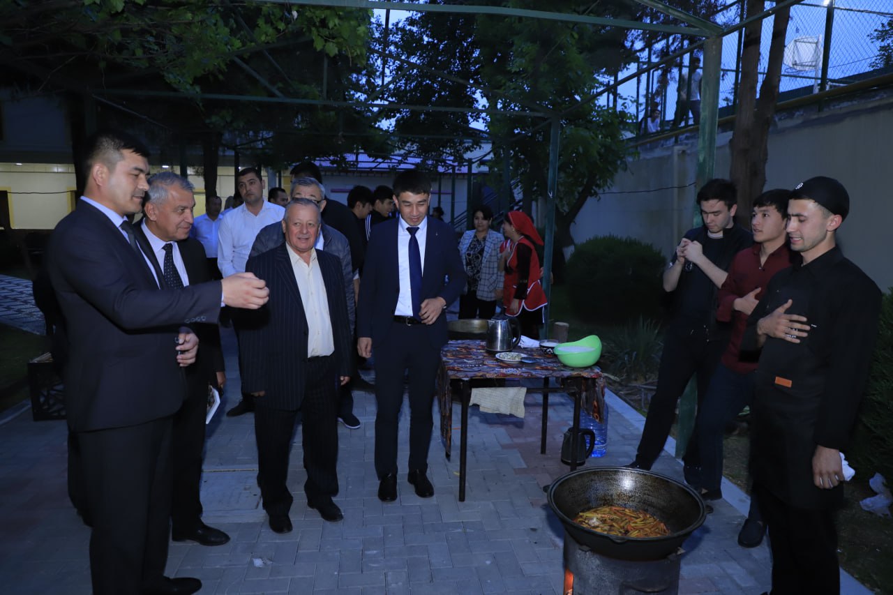 Samarqand iqtisodiyot va servis institutida "Ma'rifat ulashib" loyihasi doirasida adabiy-ma'rifiy uchrash...