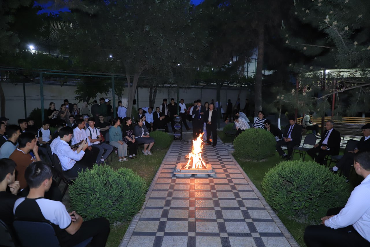 Samarqand iqtisodiyot va servis institutida "Ma'rifat ulashib" loyihasi doirasida adabiy-ma'rifiy uchrash...