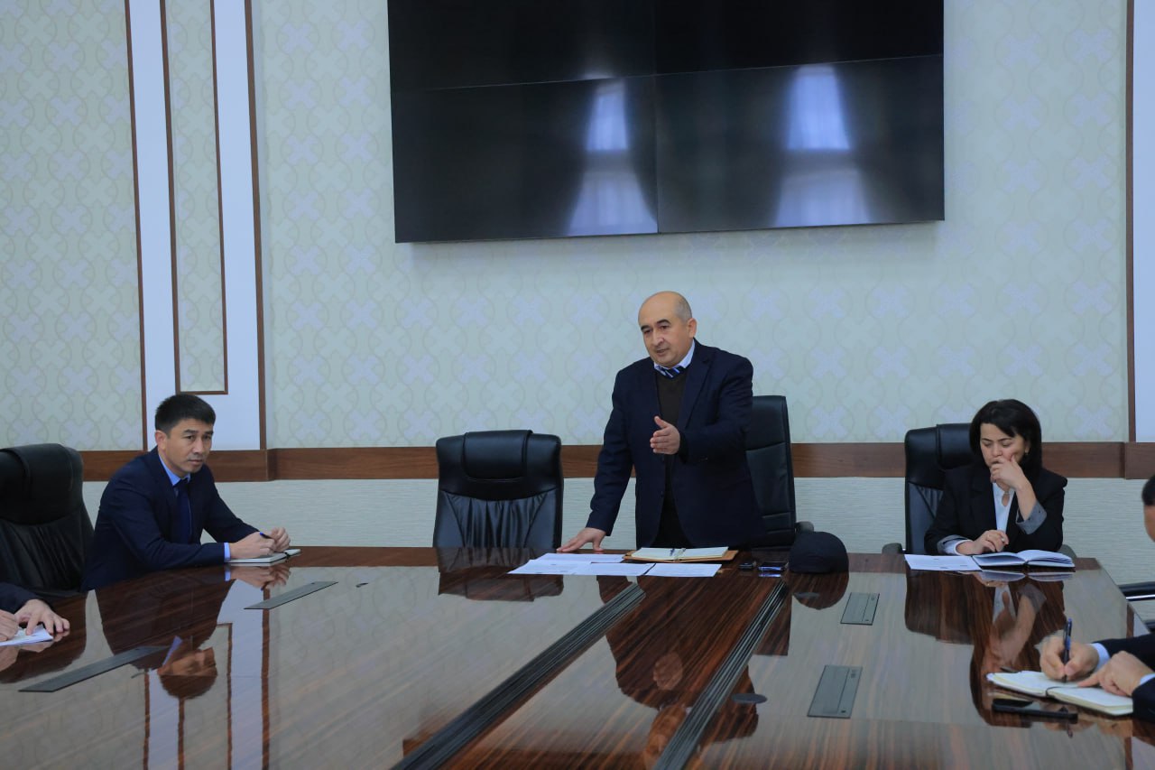 Samarqand iqtisodiyot va servis institutida institut prorektorlari, fakultet dekanlari, kafedra mudirlari hamda boʻlim boshli...