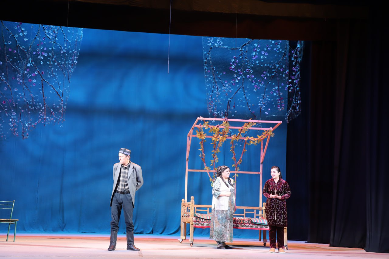 SamISI talabalari spektakl namoyishiga tashrif buyurishdi