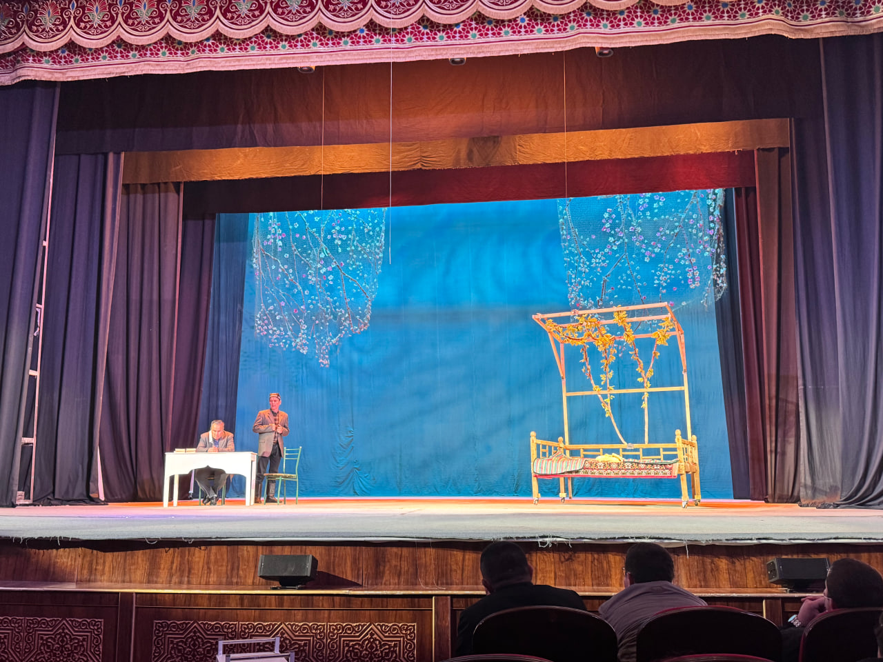 SamISI talabalari spektakl namoyishiga tashrif buyurishdi