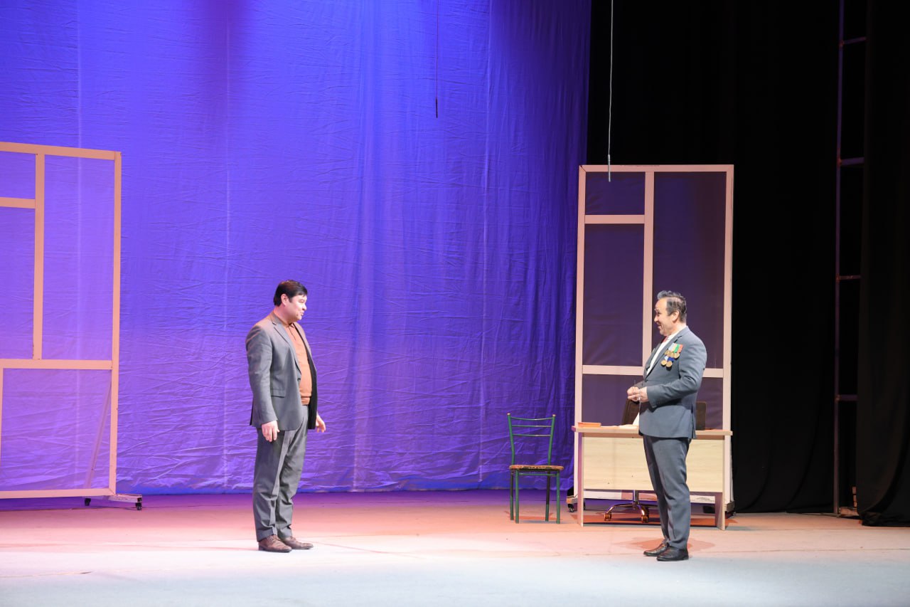 Viloyat Musiqali drama teatrida "Odamga yordam bering" spektakli namoyishi boʻlib oʻtmoqda