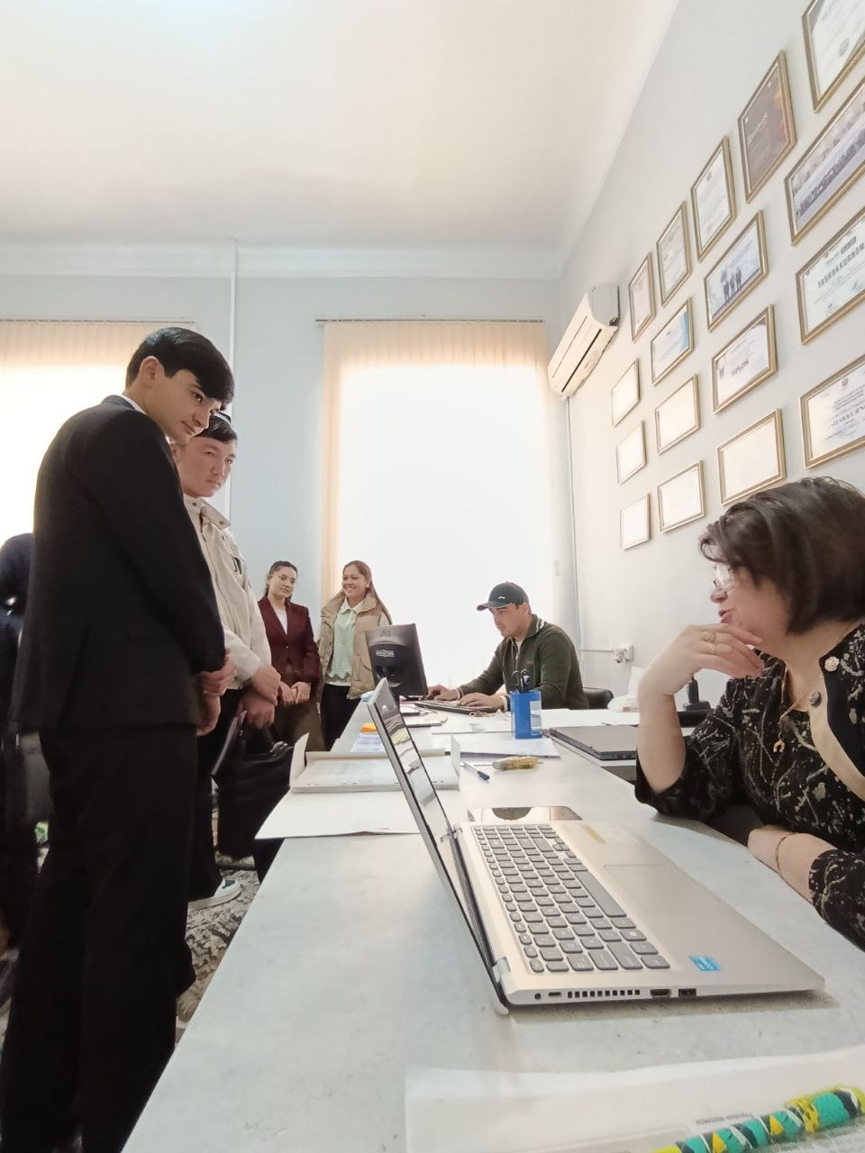 Dual ta'lim: Turizm va mehmondo’stlik yo’nalishi talabalari sayyohlik agentligida bo’lishdi