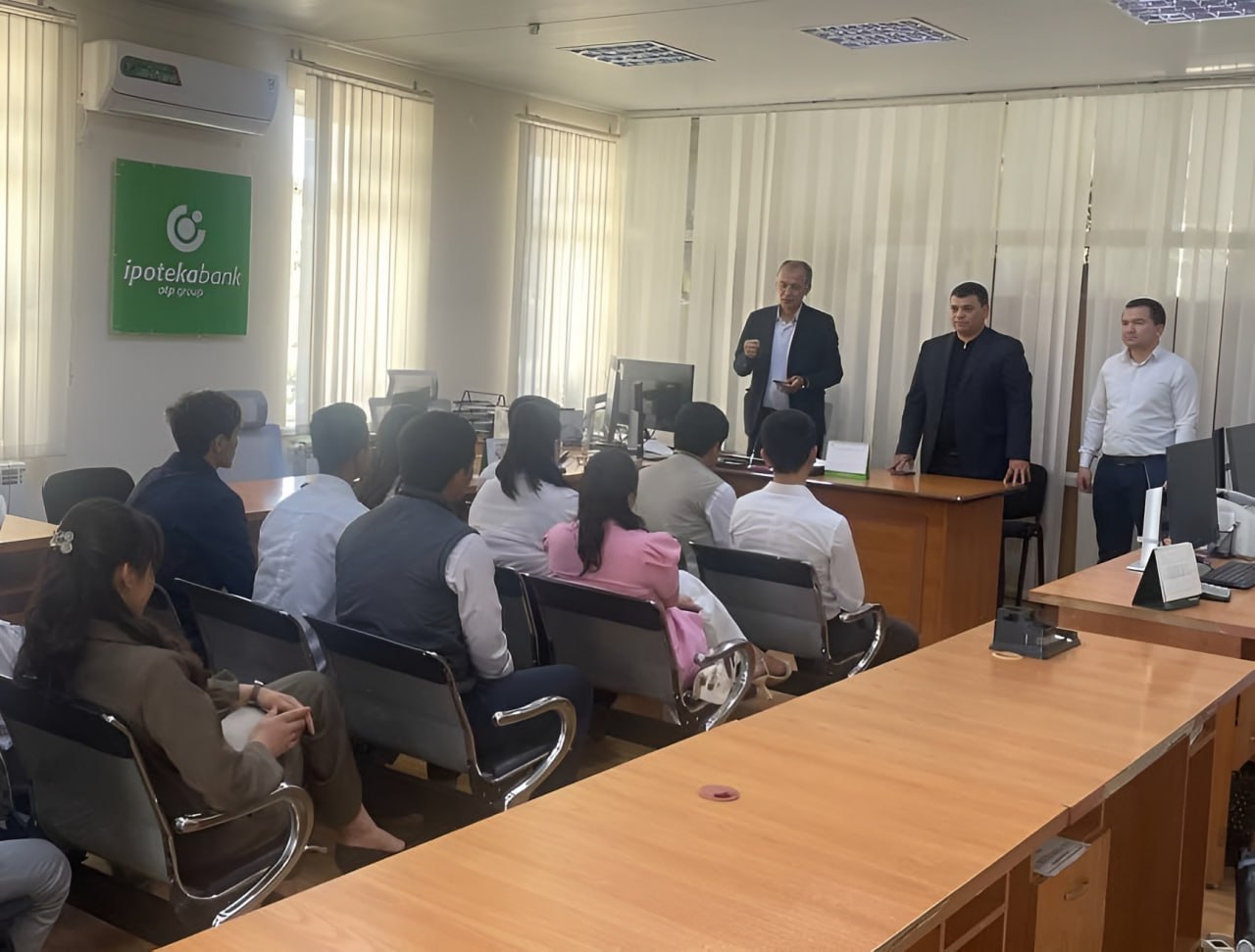 Bank-moliya xizmatlari fakulteti talabalari uchun bank ishi kafedrasi professor-oʻqituvchilari tomonidan amaliyot darslari ta...