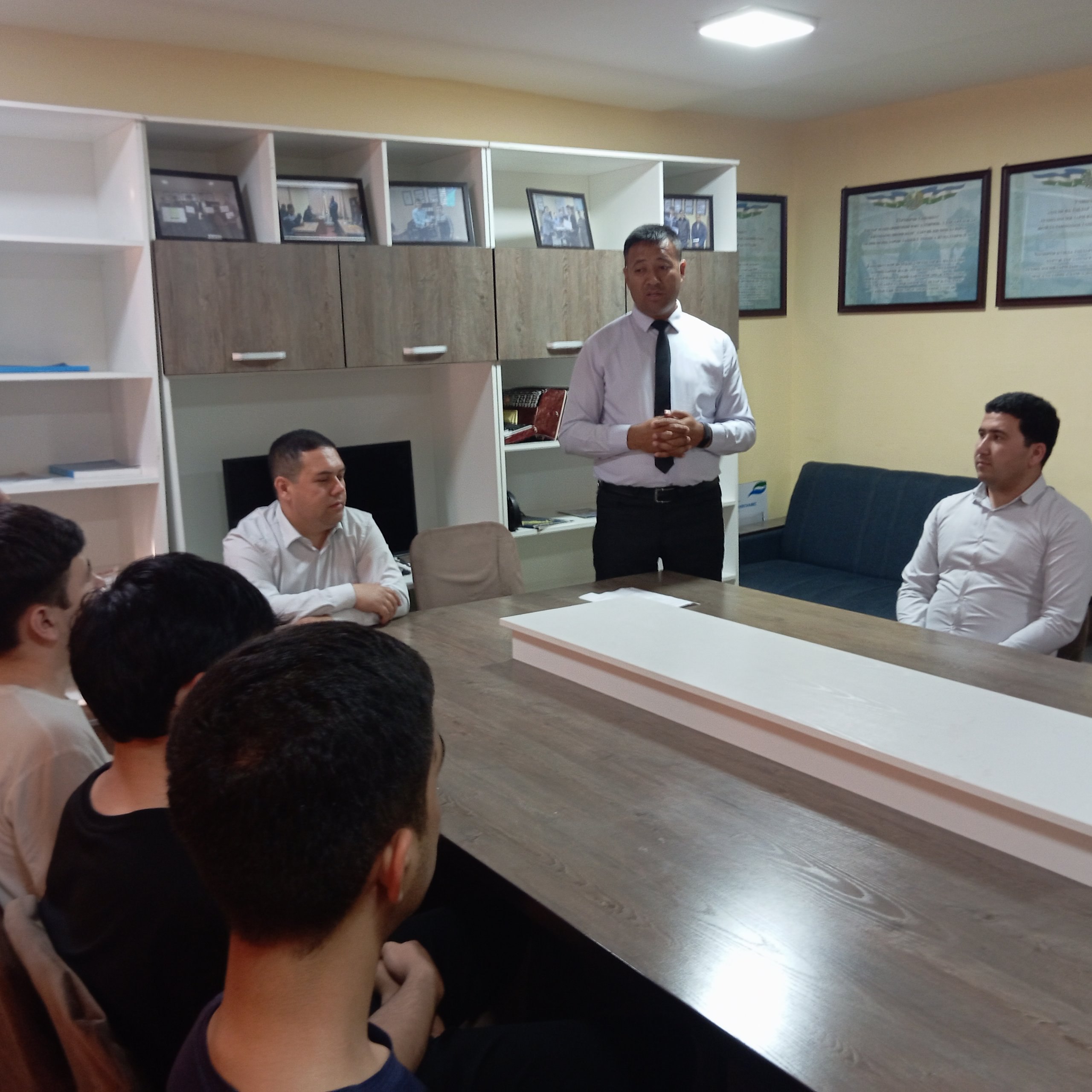 Iqtisodiyot nazariyasi kafedrasi professor-o‘qituvchilari talabalar turar joyida davra suhbati o‘tkazishdi