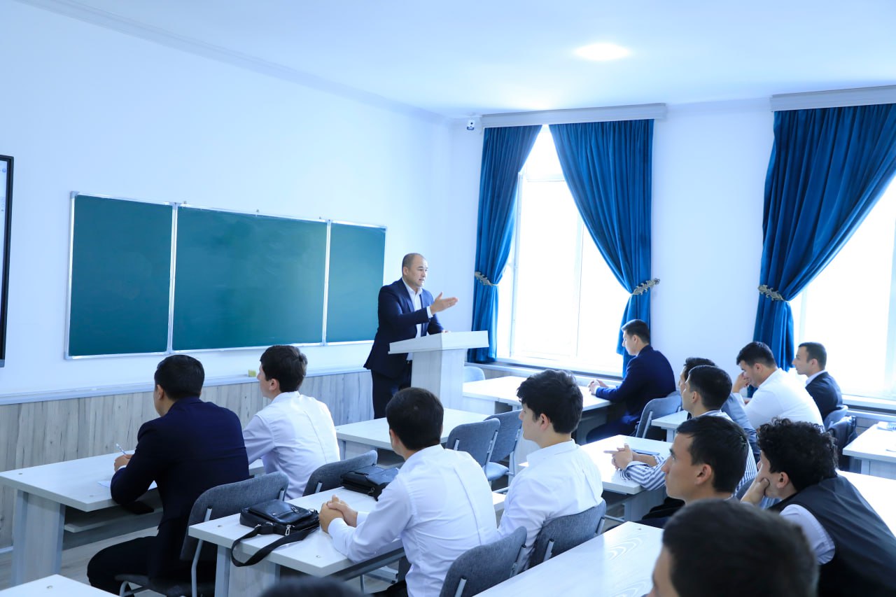 Ma'rifat darslarida talabalarga iqtisodiy, ijtimoiy-siyosiy voqealarga doir ma'lumotlar berilmoqda