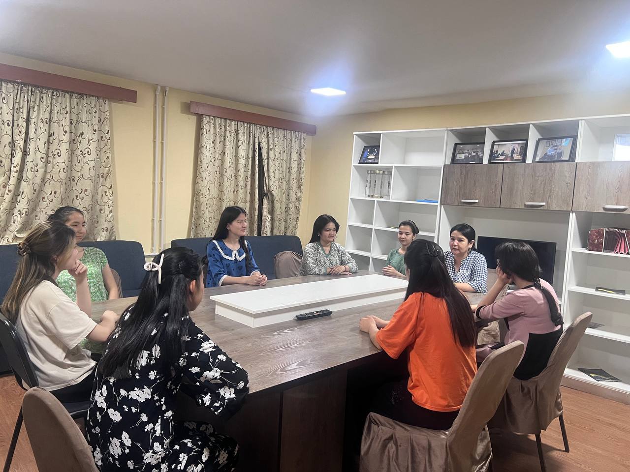 Talabalar turar joyida davra suhbatlari tashkil etilmoqda