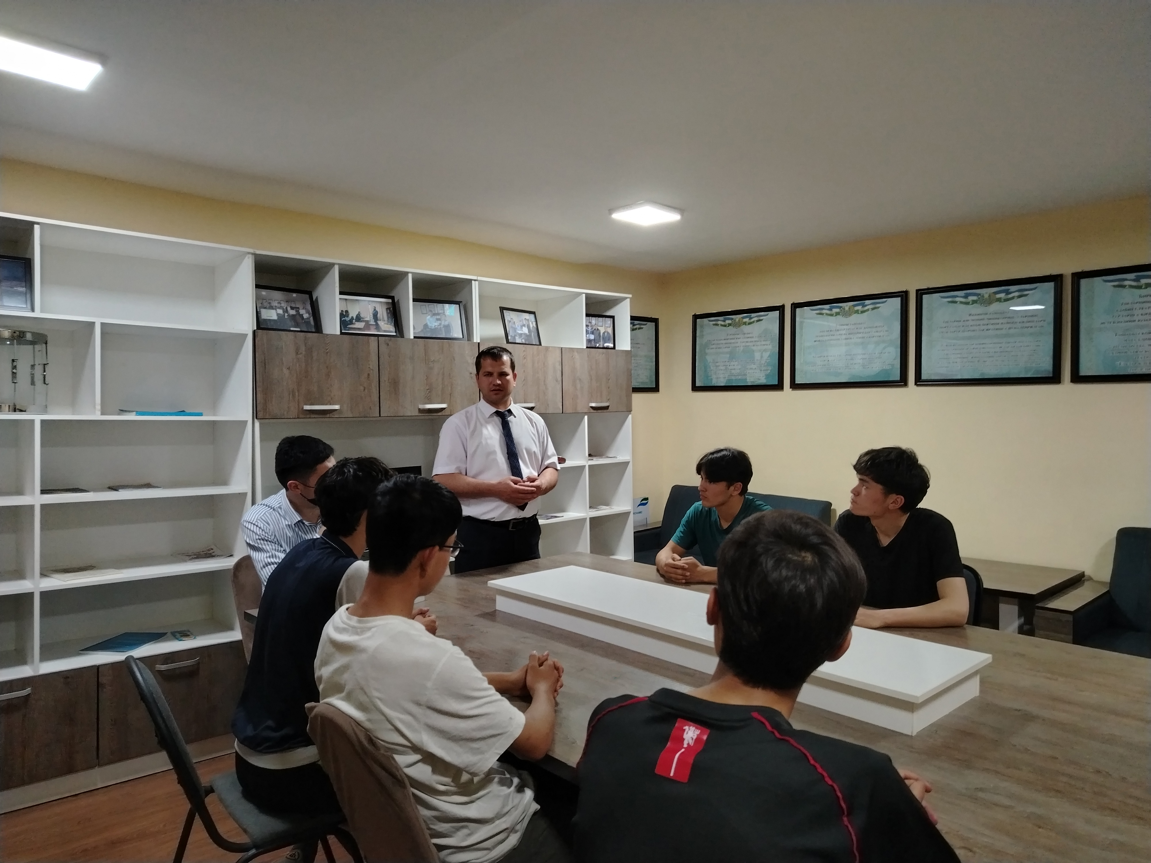 “Jaholatga qarshi ma’rifat bilan” mavzusida davra suhbati o‘tkazildi