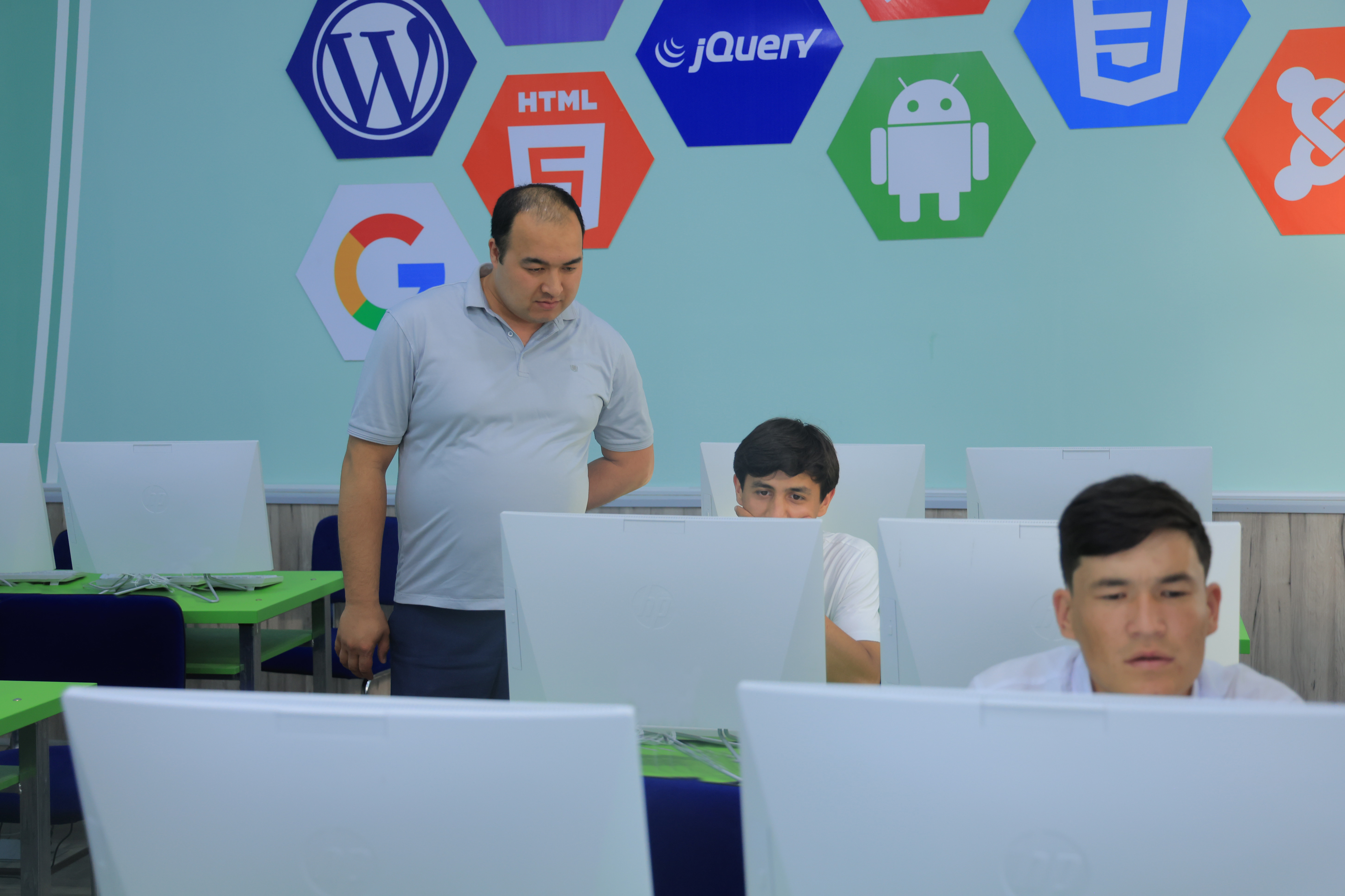 Samarqand iqtisodiyot va servis institutida yakuniy nazorat imtihonlari boʻlib oʻtmoqda