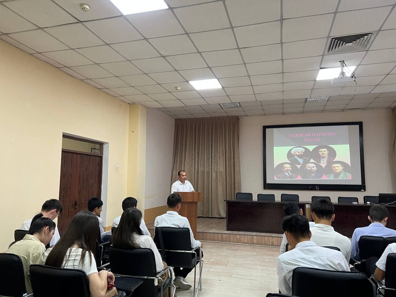 “Kitobxon talaba” loyihasi doirasida davra suhbati tashkil etildi