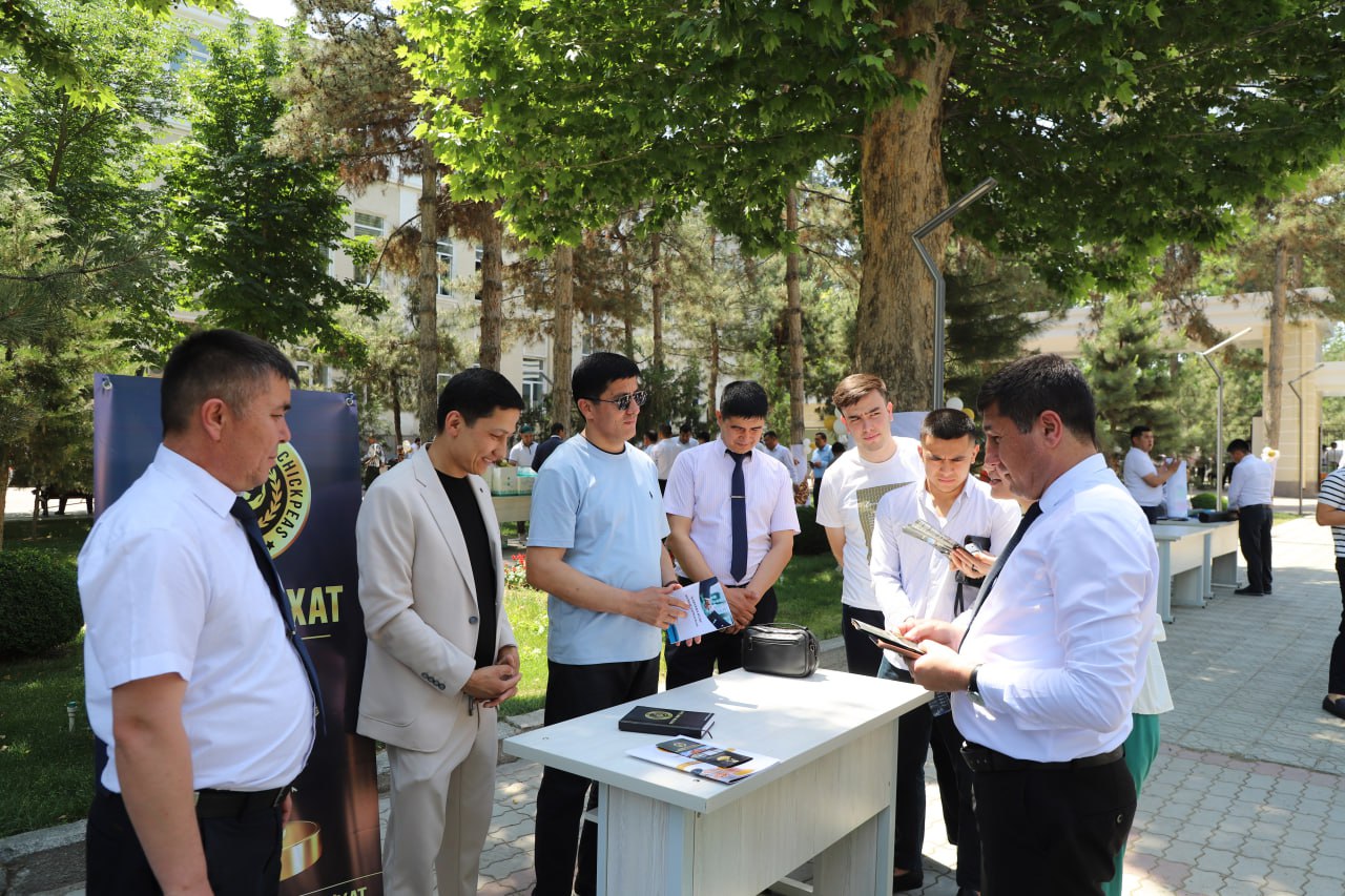Samarqand iqtisodiyot va servis institutida “Karyera kuni” mehnat yarmarkasi bo‘lib o‘tdi