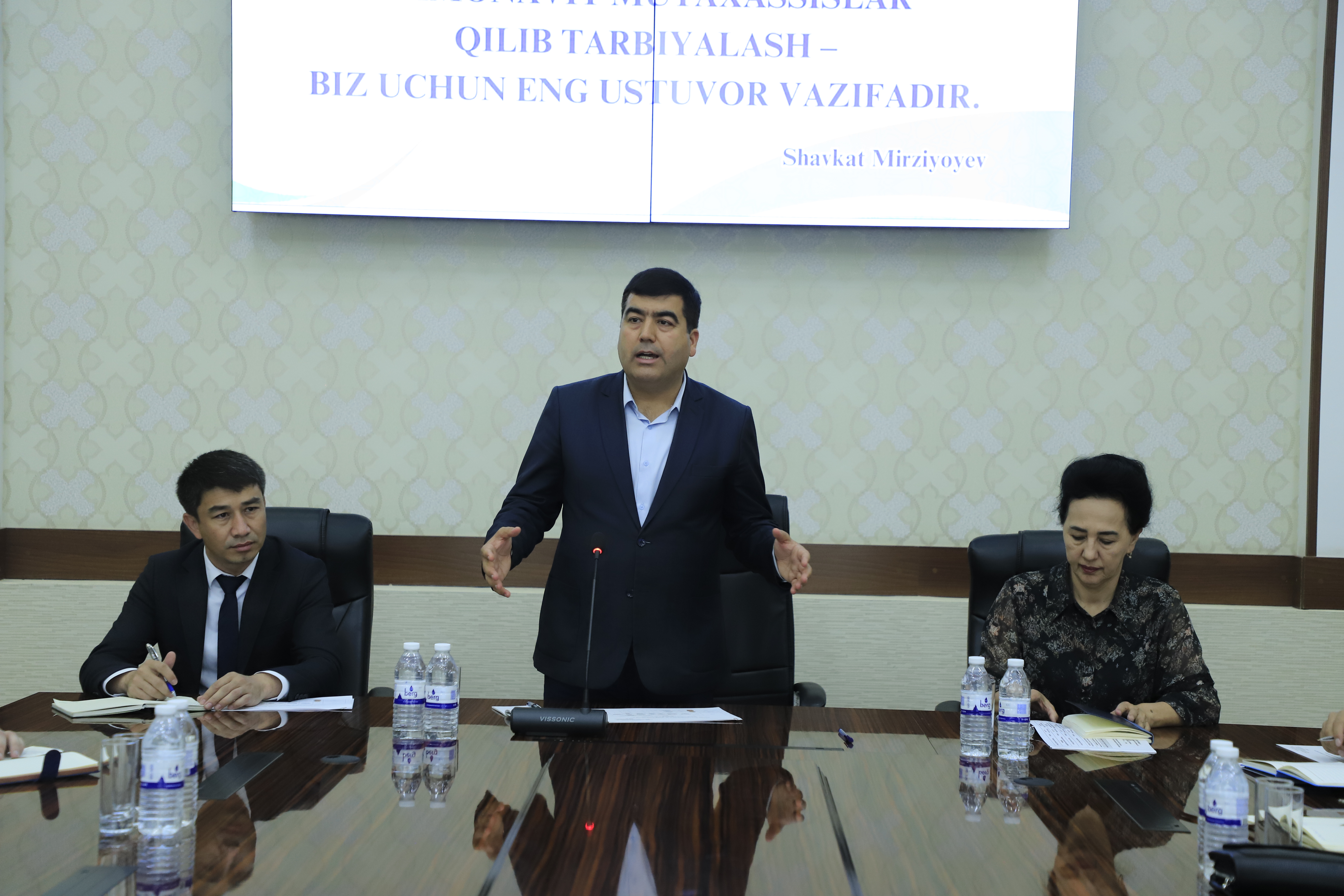 Samarqand iqtisodiyot va servis institutida Samarqand viloyati hokimligi tashkiliy-kadrlar guruhi rahbari Behzod Rahmatullaye...