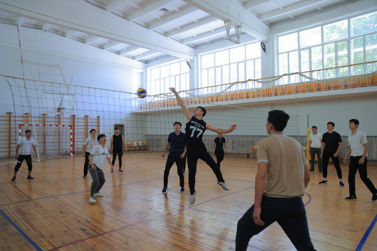 “Dolzarb 90 kun” loyihasi doirasida kechki ta'lim fakulteti talabalari o‘rtasida voleybol musobaqasi tashkil etildi