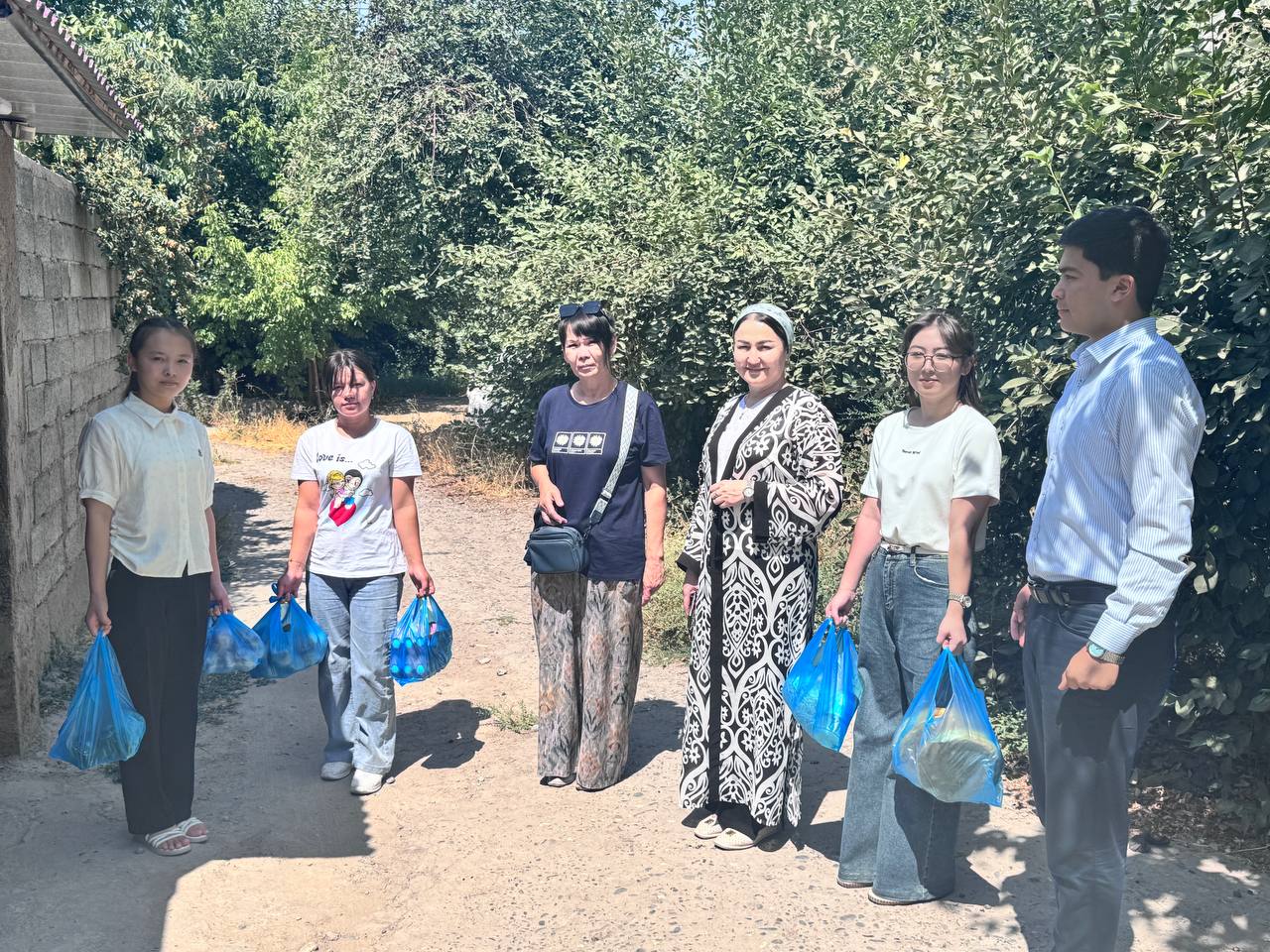 Buxgalteriya hisobi va menejment fakulteti jamoasi ehtiyojmand oilalar va yolgʻiz keksalar holidan xabar oldi