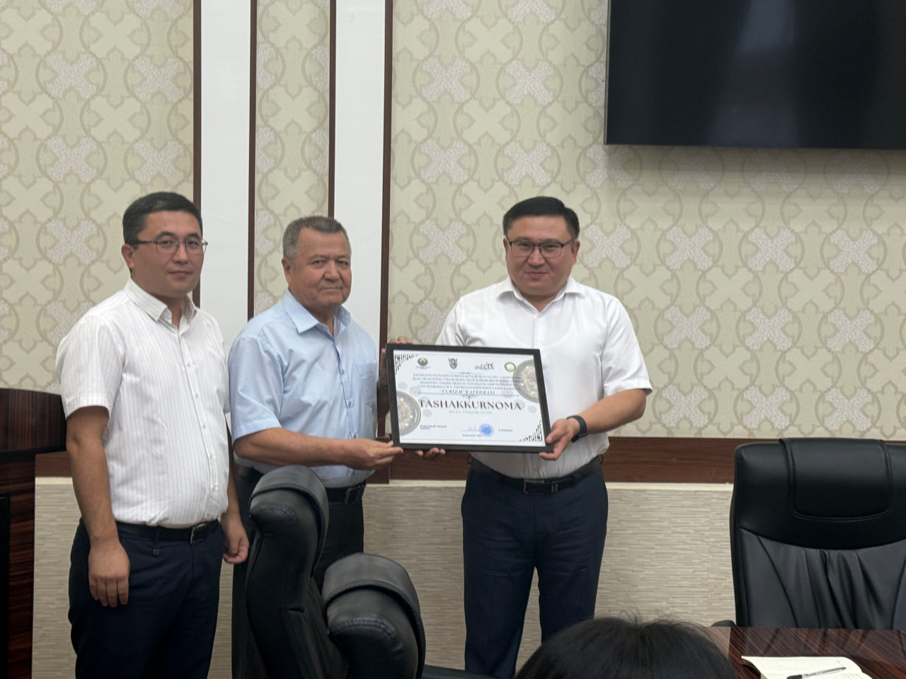Turizm kafedrasi jamoasi viloyat hokimi tashakkurnomasi bilan taqdirlandi 