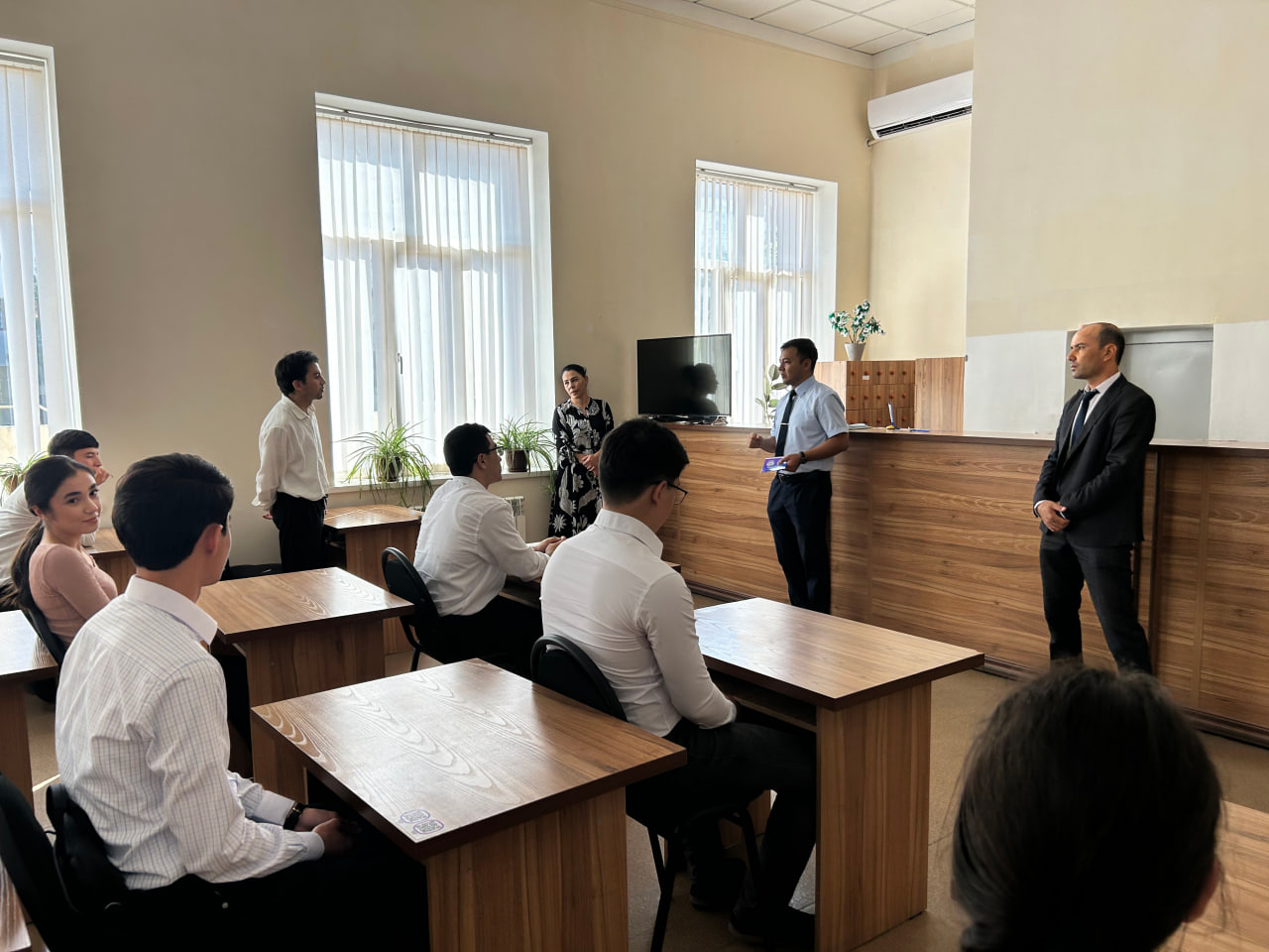 Iqtisodiyot fakulteti talabalari bilan kitob va mutaxassislik fanlarining ahamiyati haqida davra suhbati tashkil etildi